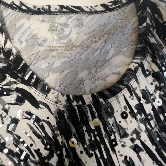 CHICO’S ZENERGY ELBOW SLEEVE TOP BLACK & WHITE PATTERNED DESIGN W/SEQUINS SIZE 3 - Picture 2 of 9